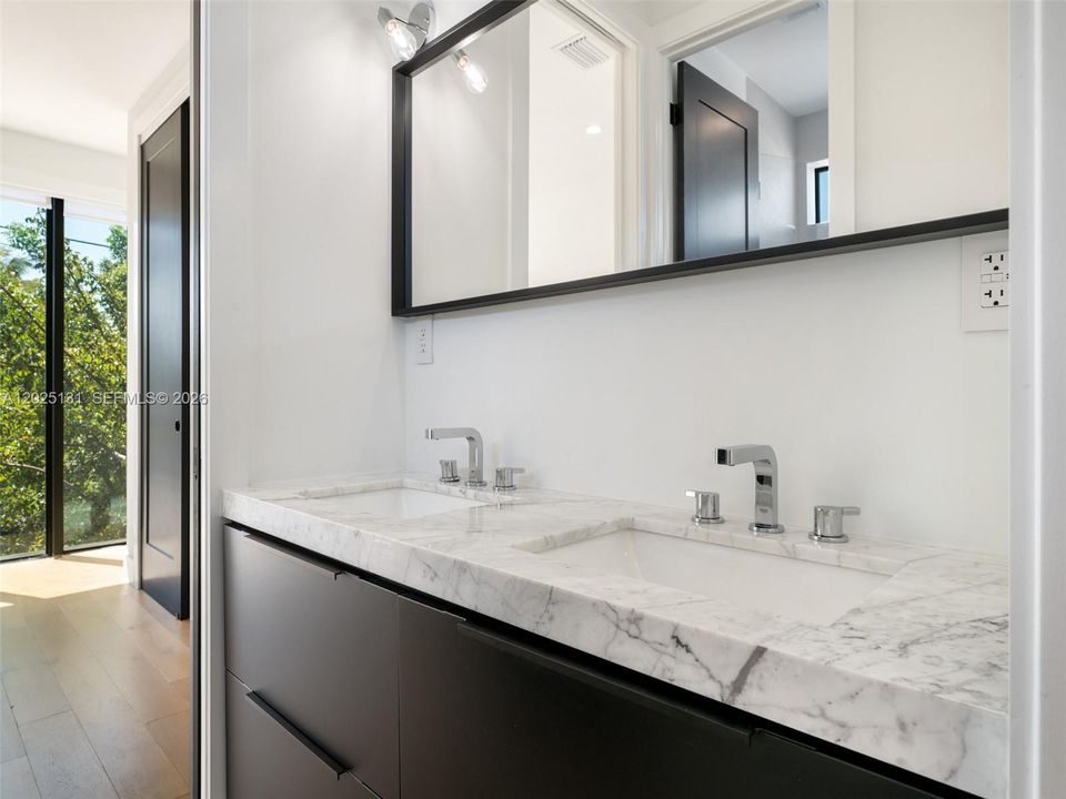 En Renta: $7,995 (3 camas, 2 baños, 1900 Pies cuadrados)