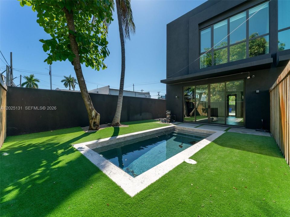 En Renta: $7,995 (3 camas, 2 baños, 1900 Pies cuadrados)