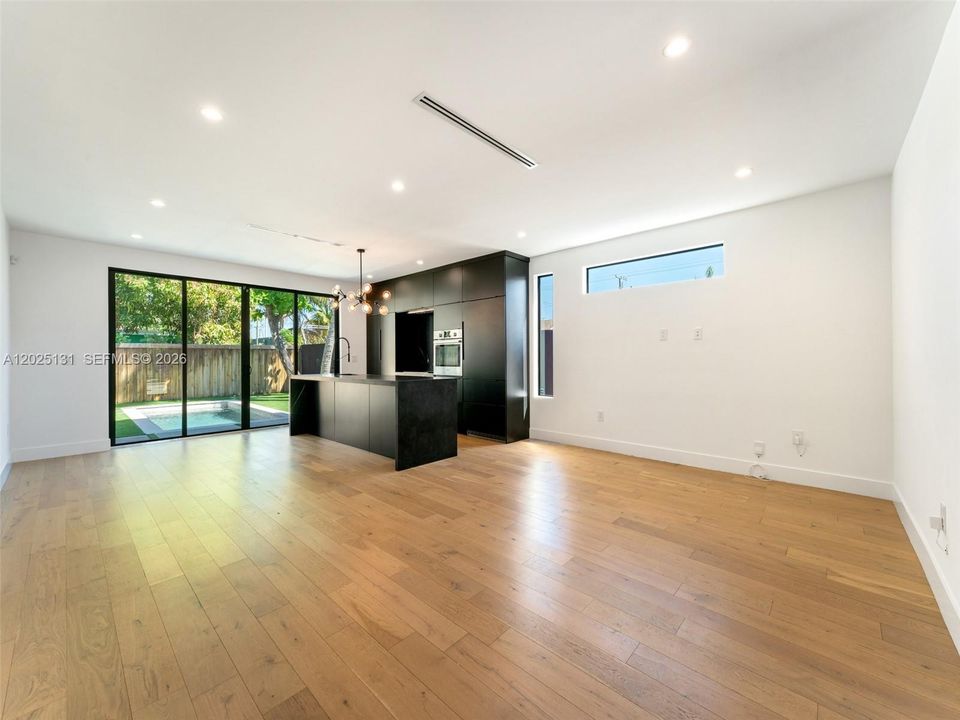 En Renta: $7,995 (3 camas, 2 baños, 1900 Pies cuadrados)