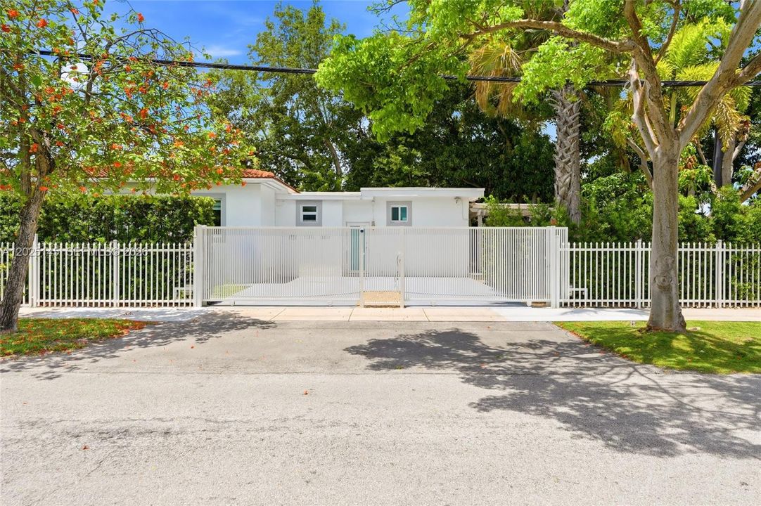 For Sale: $925,000 (3 beds, 2 baths, 1348 Square Feet)