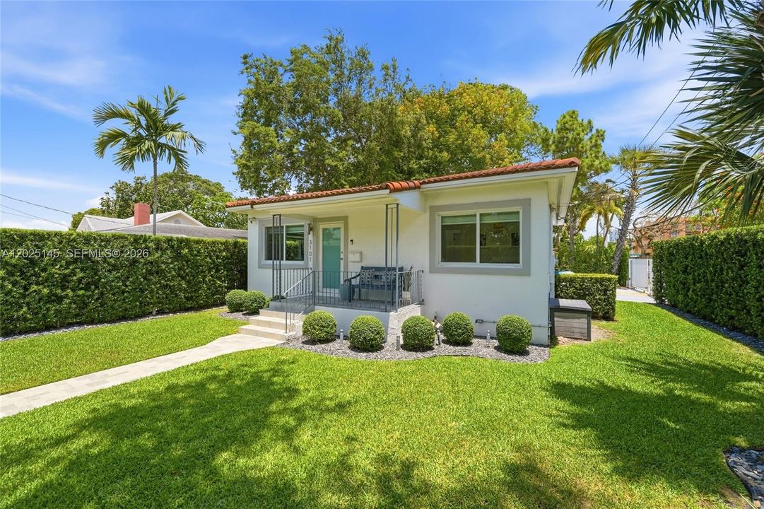 For Sale: $925,000 (3 beds, 2 baths, 1348 Square Feet)