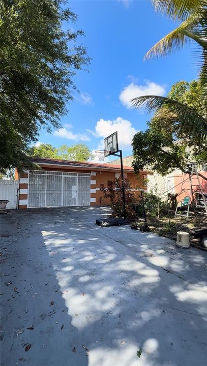 For Sale: $639,900 (4 beds, 2 baths, 1212 Square Feet)