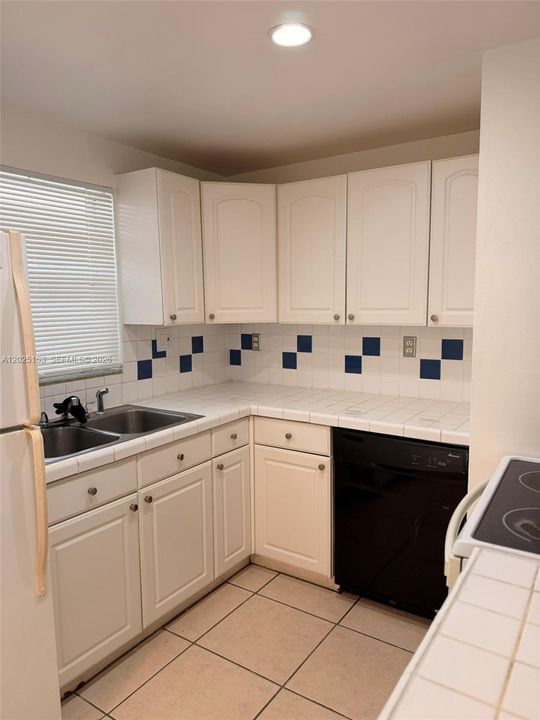 For Rent: $1,800 (2 beds, 2 baths, 1000 Square Feet)