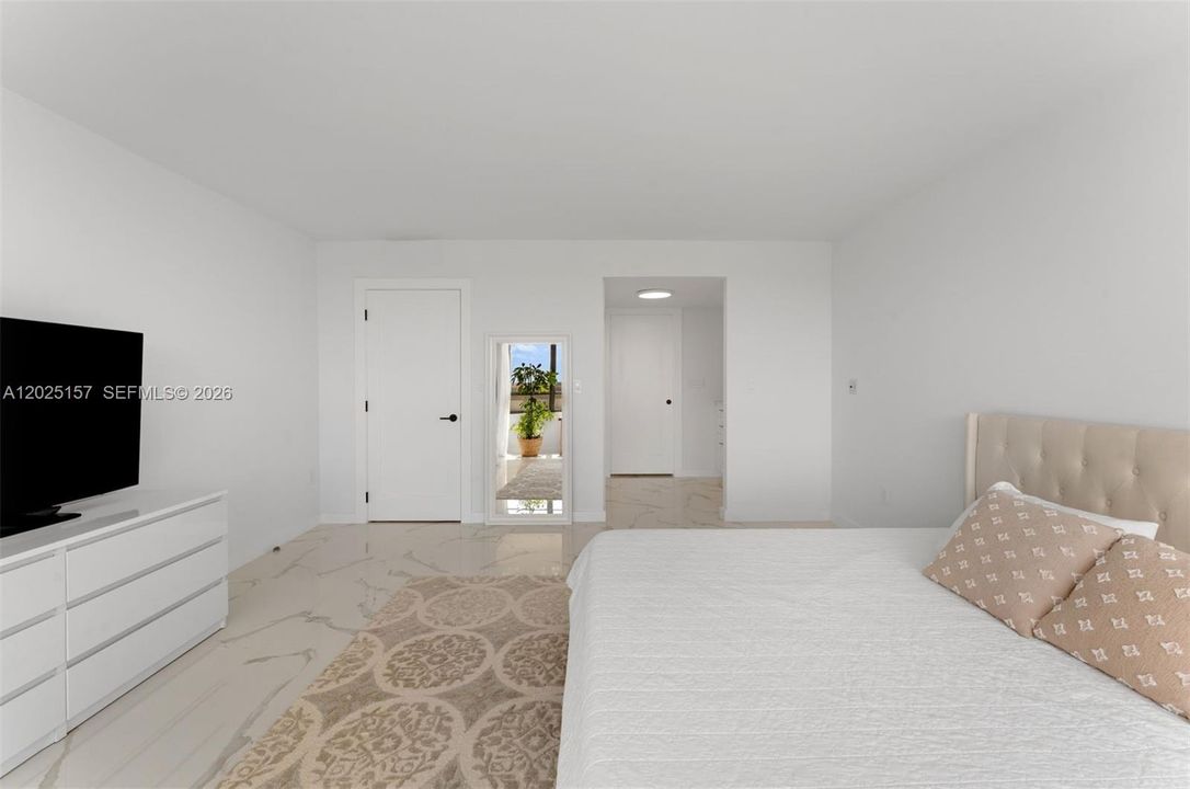 En-suite, dressing area & walk-in closet