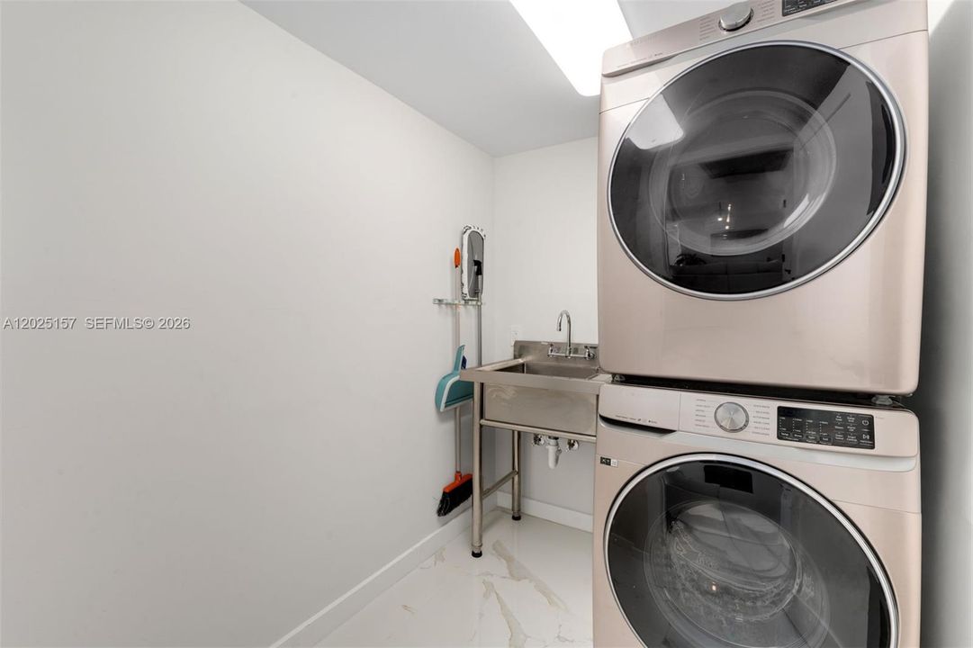 Laundry room w/ sink & storage space