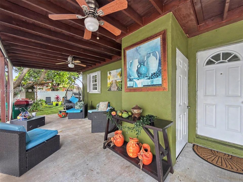 For Sale: $475,000 (2 beds, 1 baths, 680 Square Feet)