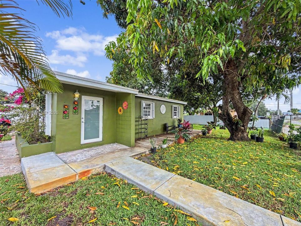For Sale: $475,000 (2 beds, 1 baths, 680 Square Feet)