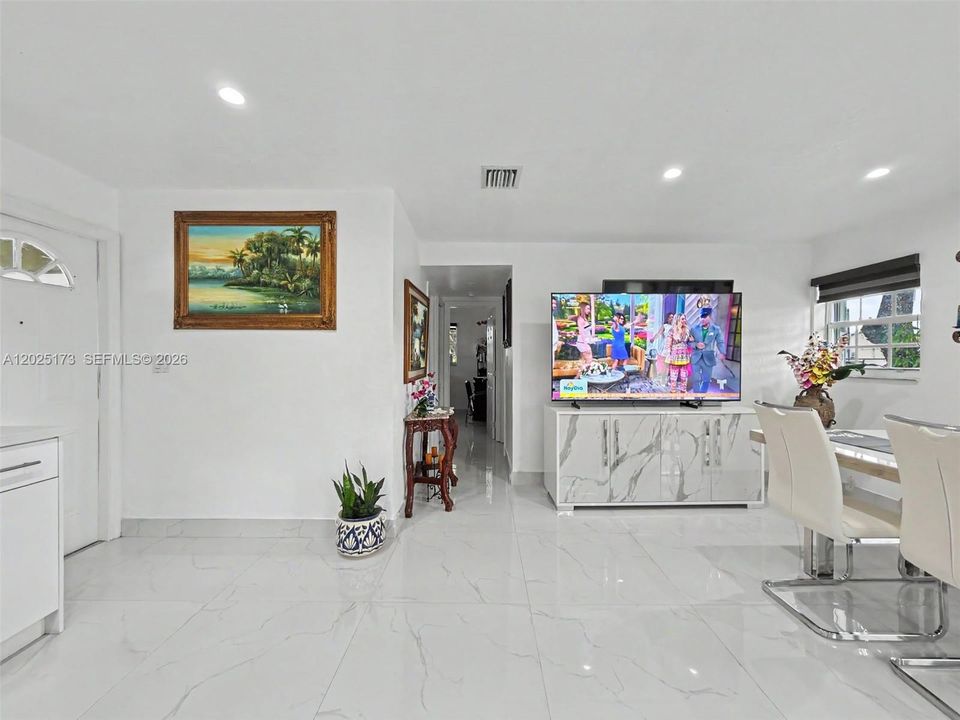 For Sale: $475,000 (2 beds, 1 baths, 680 Square Feet)