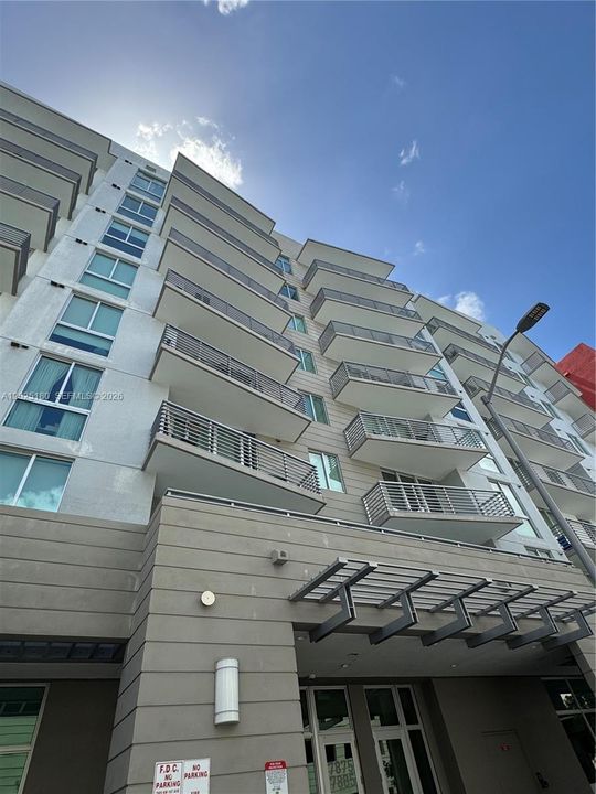 For Sale: $319,000 (1 beds, 1 baths, 686 Square Feet)