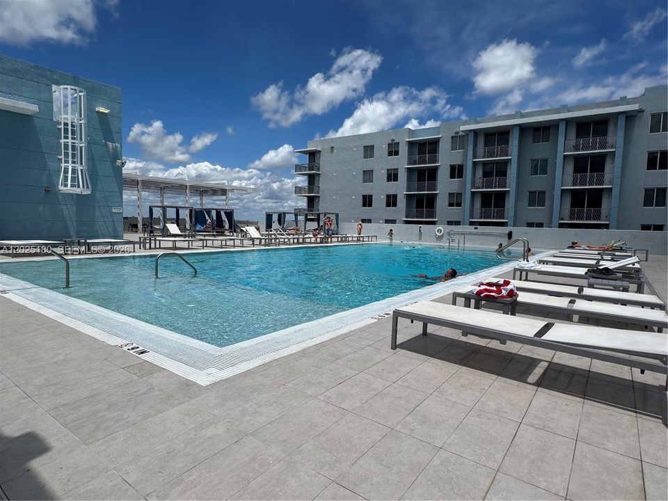 For Sale: $319,000 (1 beds, 1 baths, 686 Square Feet)