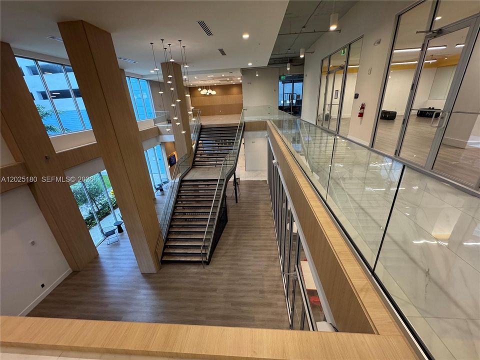 For Sale: $319,000 (1 beds, 1 baths, 686 Square Feet)
