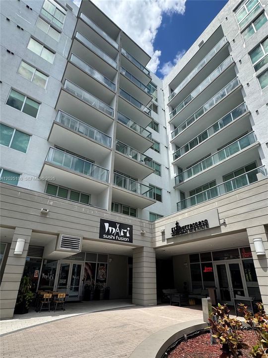 For Sale: $319,000 (1 beds, 1 baths, 686 Square Feet)
