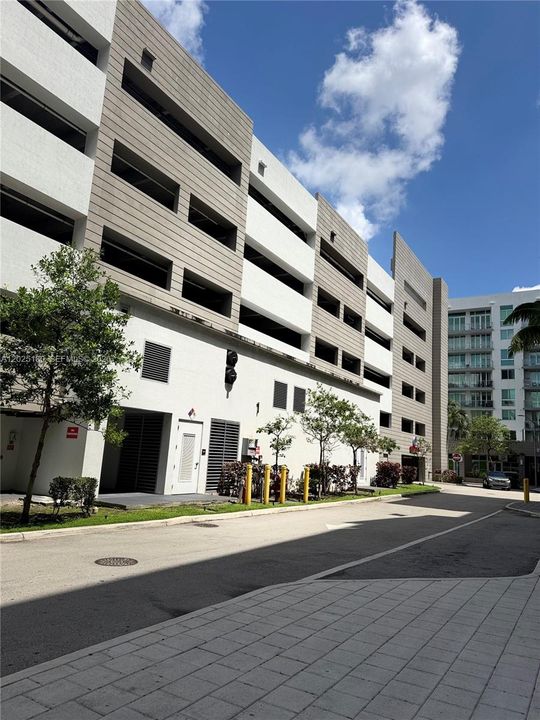 For Sale: $319,000 (1 beds, 1 baths, 686 Square Feet)