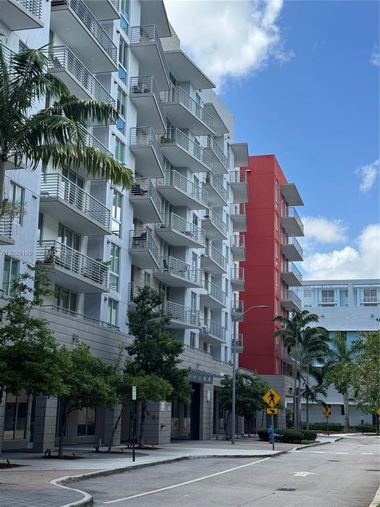 For Sale: $319,000 (1 beds, 1 baths, 686 Square Feet)