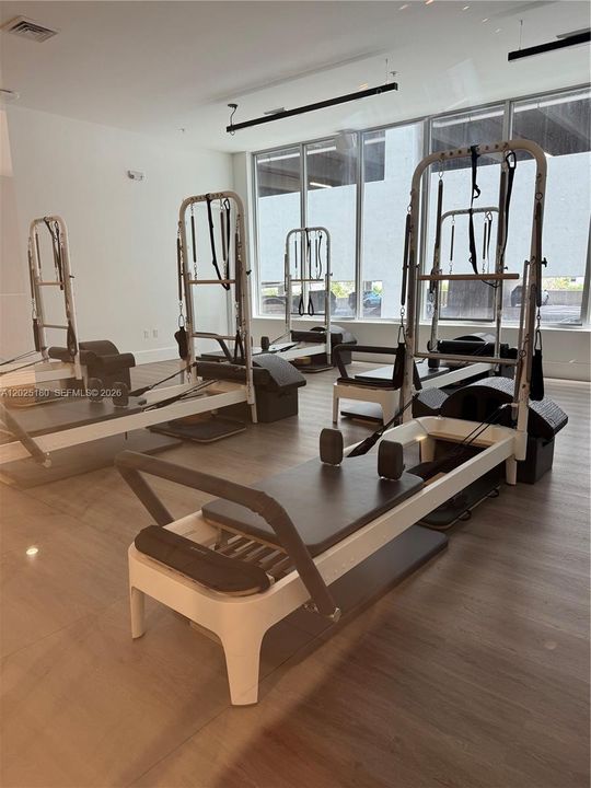 For Sale: $319,000 (1 beds, 1 baths, 686 Square Feet)