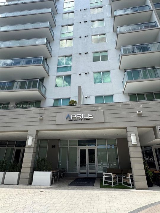 For Sale: $319,000 (1 beds, 1 baths, 686 Square Feet)