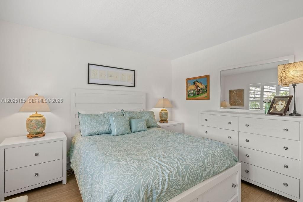 For Sale: $399,000 (2 beds, 2 baths, 1300 Square Feet)