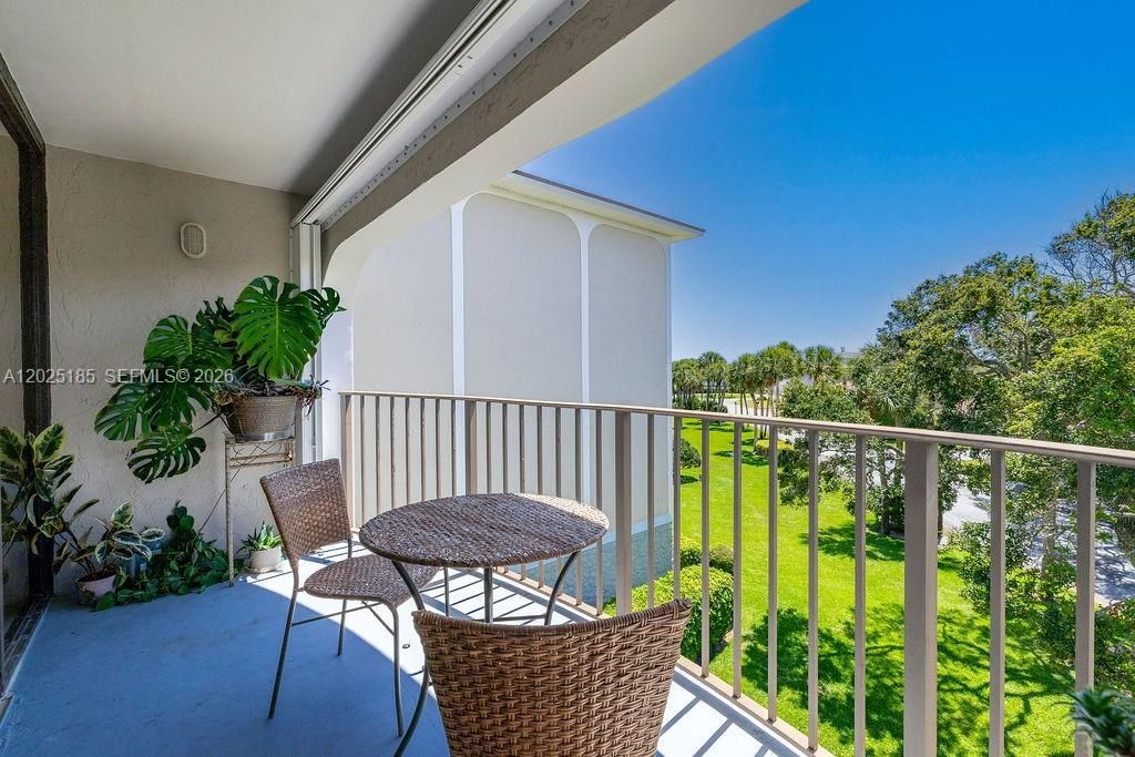 For Sale: $399,000 (2 beds, 2 baths, 1300 Square Feet)