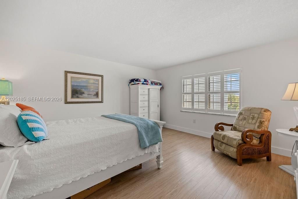 For Sale: $399,000 (2 beds, 2 baths, 1300 Square Feet)