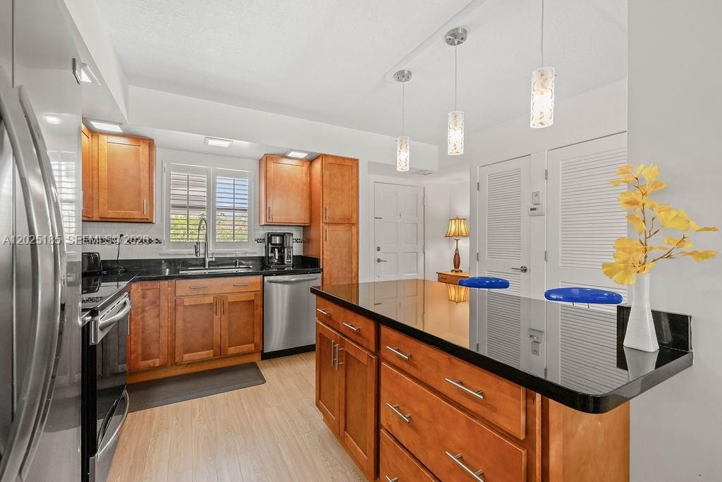 For Sale: $399,000 (2 beds, 2 baths, 1300 Square Feet)