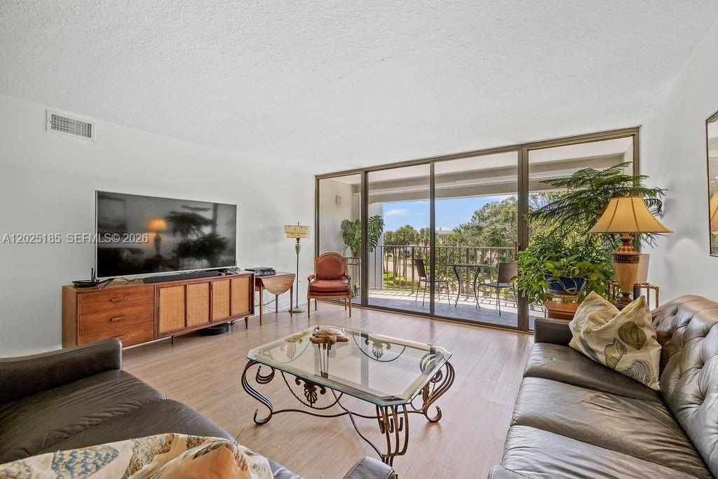 For Sale: $399,000 (2 beds, 2 baths, 1300 Square Feet)