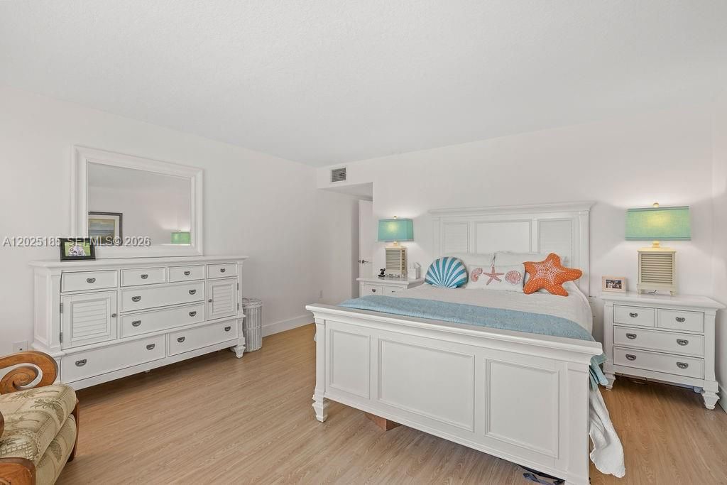 For Sale: $399,000 (2 beds, 2 baths, 1300 Square Feet)