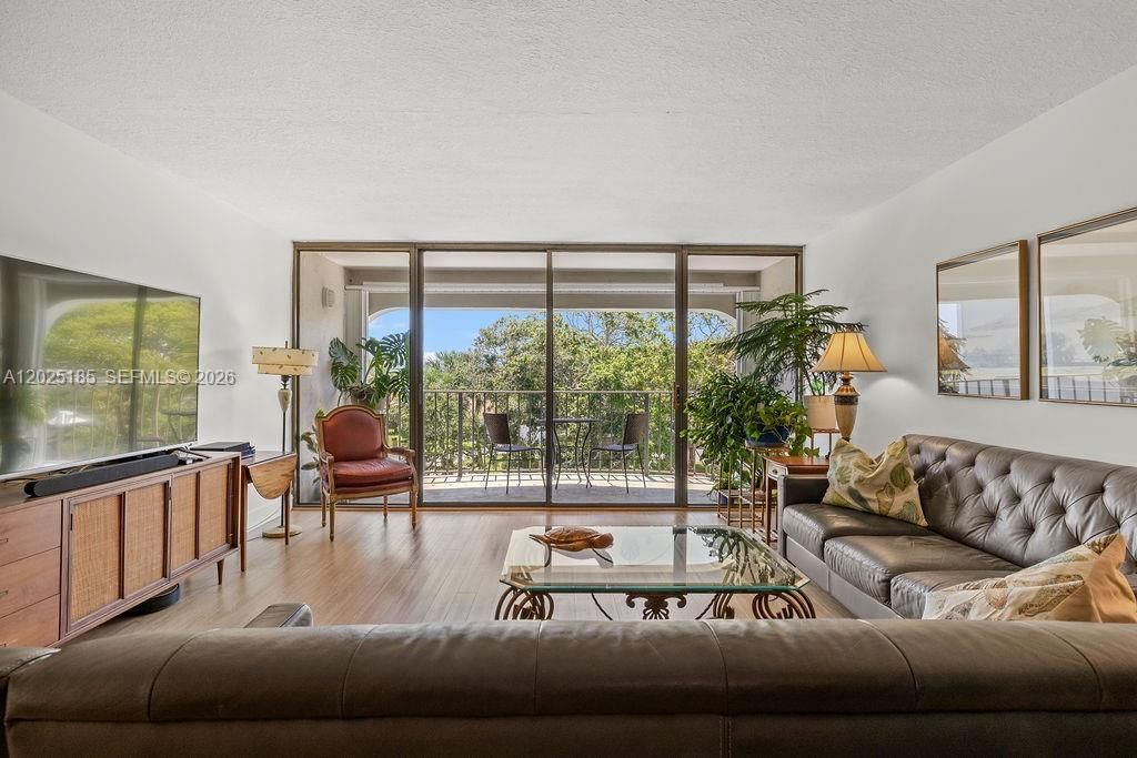 For Sale: $399,000 (2 beds, 2 baths, 1300 Square Feet)