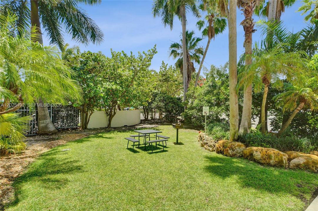 For Sale: $434,800 (2 beds, 2 baths, 984 Square Feet)