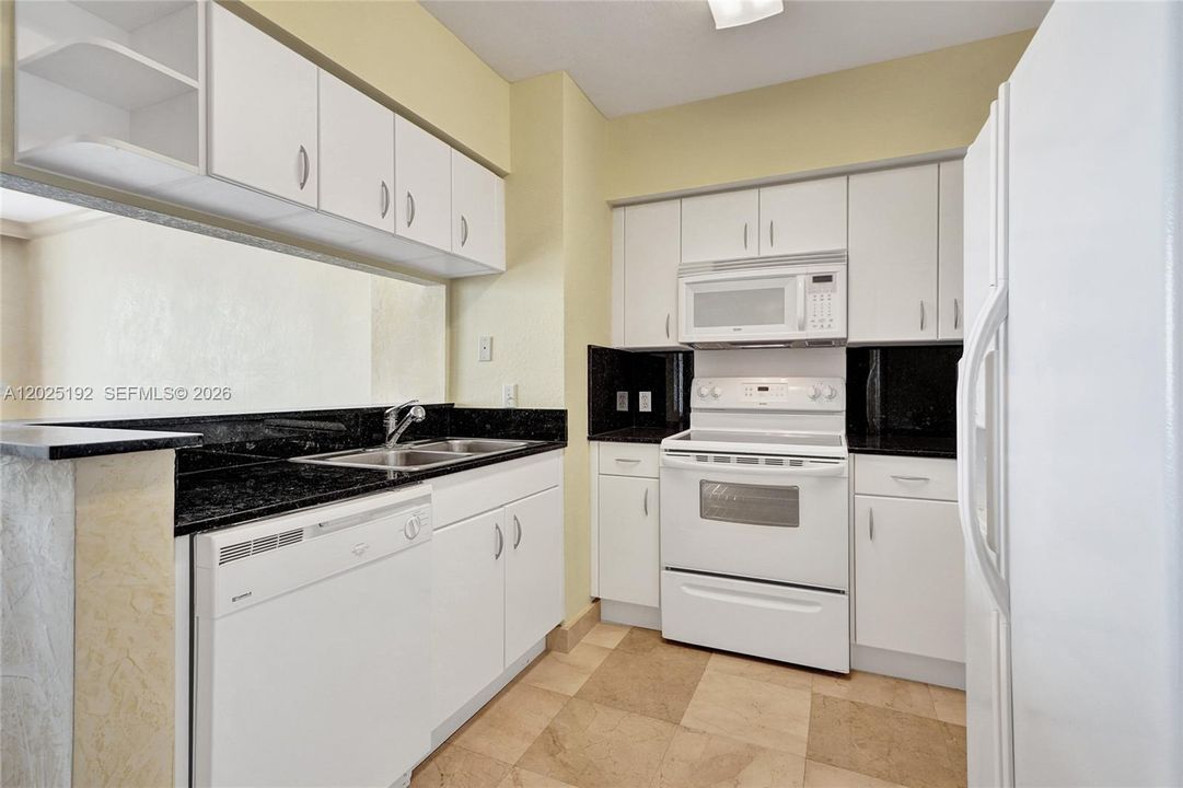 For Sale: $434,800 (2 beds, 2 baths, 984 Square Feet)