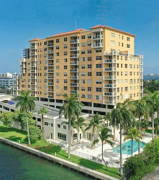For Sale: $434,800 (2 beds, 2 baths, 984 Square Feet)