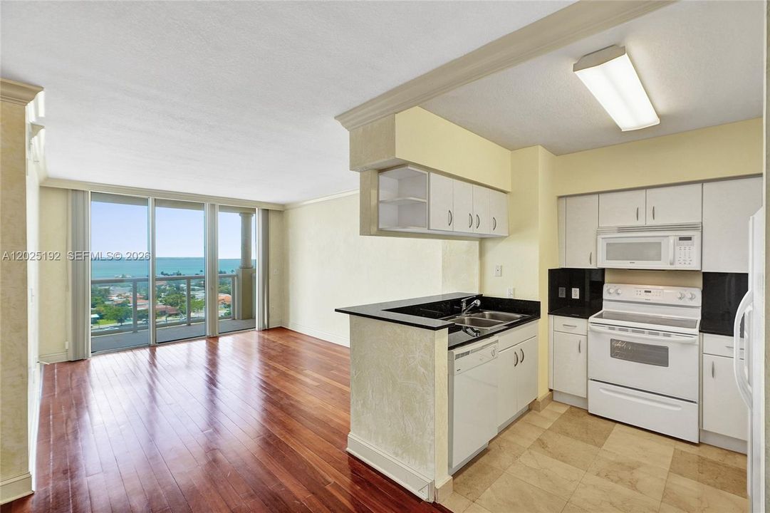 For Sale: $434,800 (2 beds, 2 baths, 984 Square Feet)