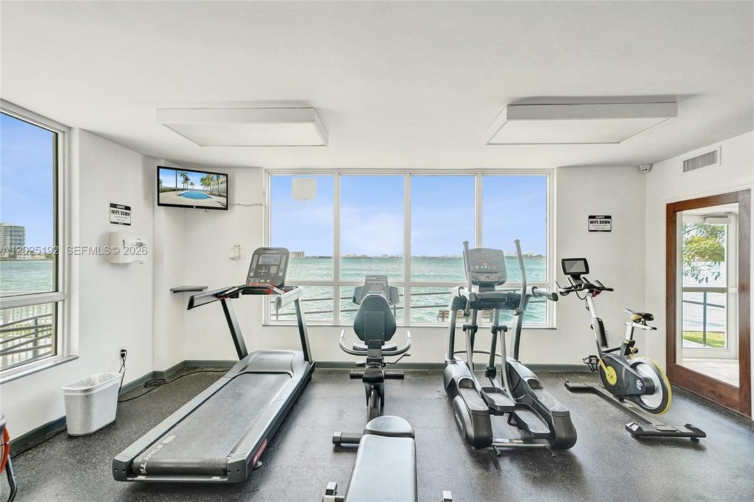 For Sale: $434,800 (2 beds, 2 baths, 984 Square Feet)