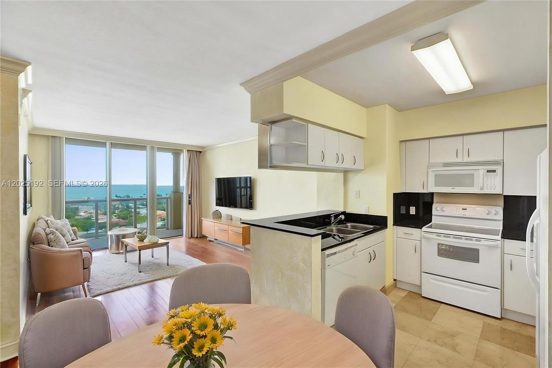 For Sale: $434,800 (2 beds, 2 baths, 984 Square Feet)