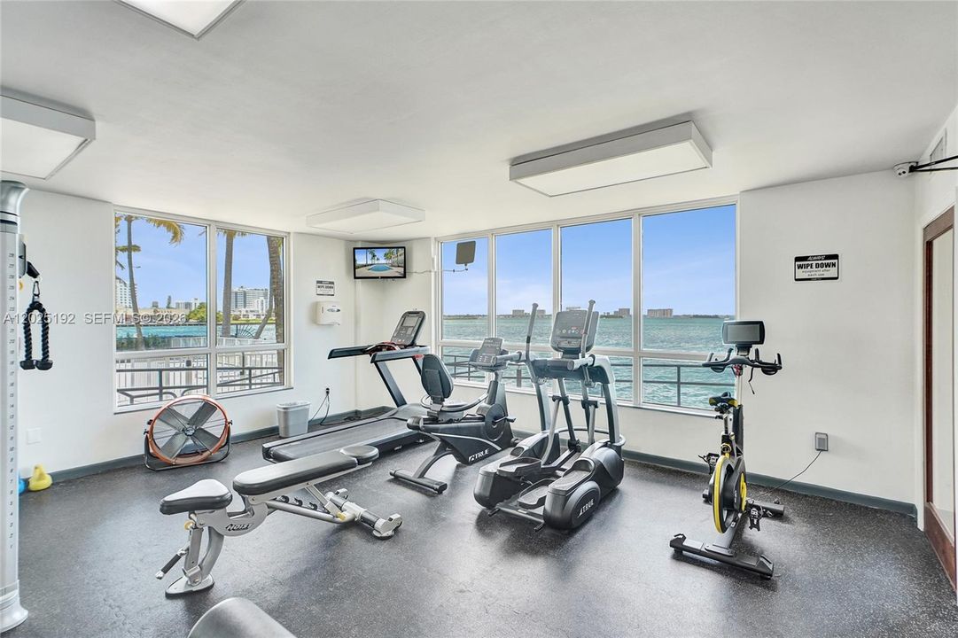 For Sale: $434,800 (2 beds, 2 baths, 984 Square Feet)