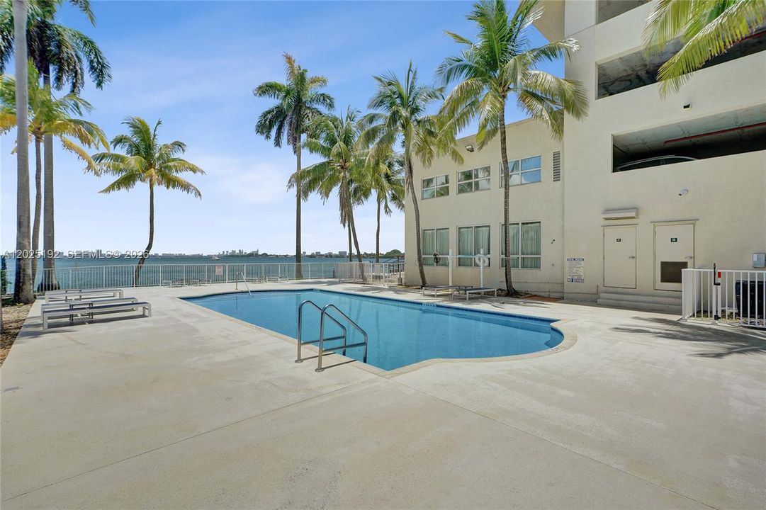 For Sale: $434,800 (2 beds, 2 baths, 984 Square Feet)