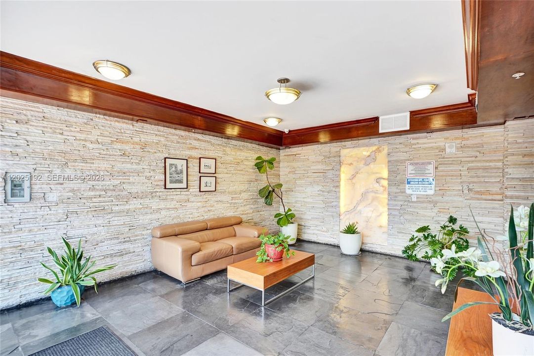 For Sale: $434,800 (2 beds, 2 baths, 984 Square Feet)