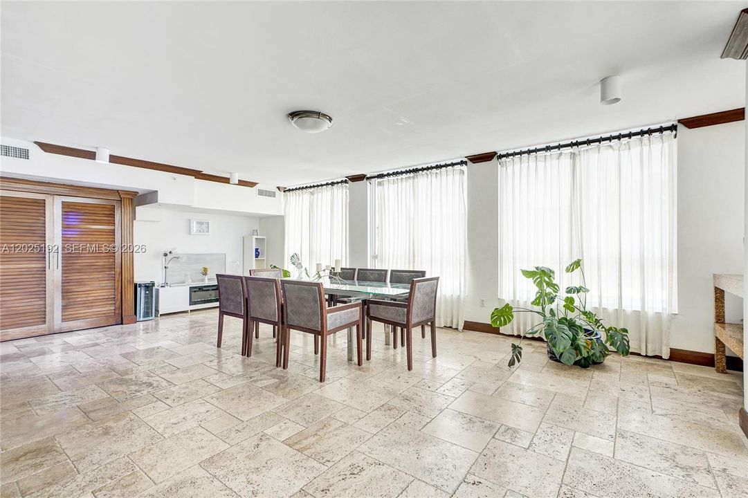 For Sale: $434,800 (2 beds, 2 baths, 984 Square Feet)