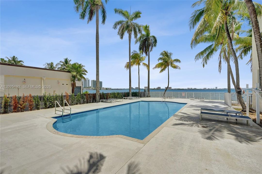 For Sale: $434,800 (2 beds, 2 baths, 984 Square Feet)