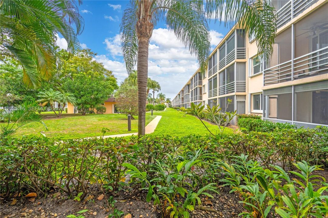 For Rent: $2,800 (2 beds, 2 baths, 984 Square Feet)