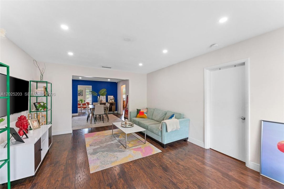 For Rent: $4,900 (4 beds, 2 baths, 1976 Square Feet)