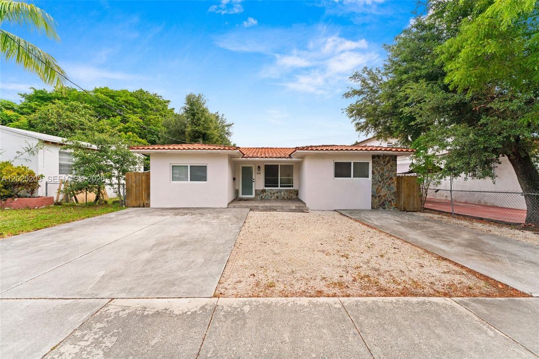 For Rent: $4,900 (4 beds, 2 baths, 1976 Square Feet)