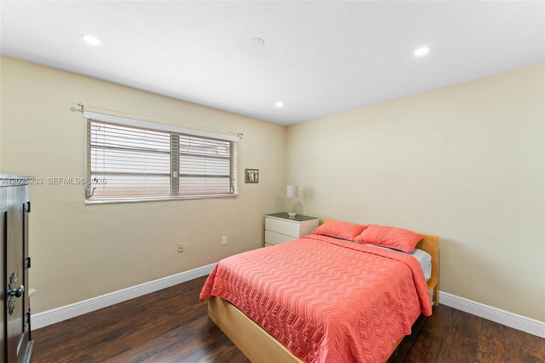 For Rent: $4,900 (4 beds, 2 baths, 1976 Square Feet)