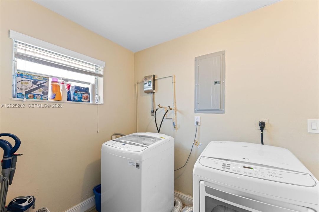 For Rent: $4,900 (4 beds, 2 baths, 1976 Square Feet)