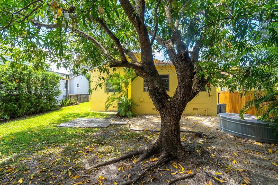 For Sale: $730,000 (2 beds, 1 baths, 1404 Square Feet)
