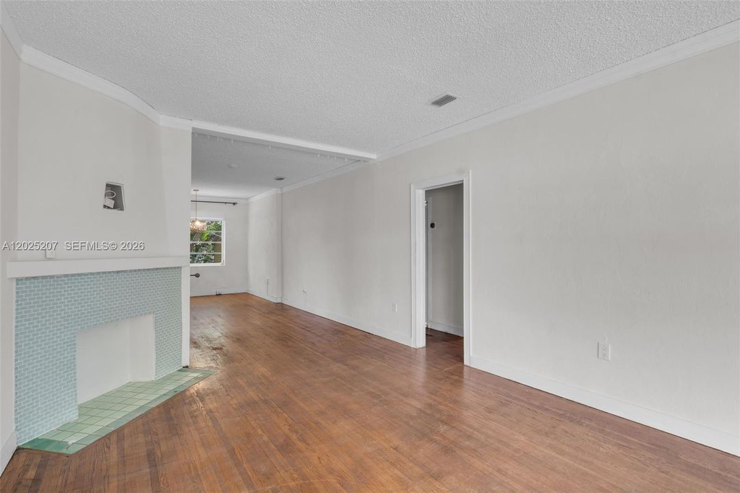For Sale: $730,000 (2 beds, 1 baths, 1404 Square Feet)