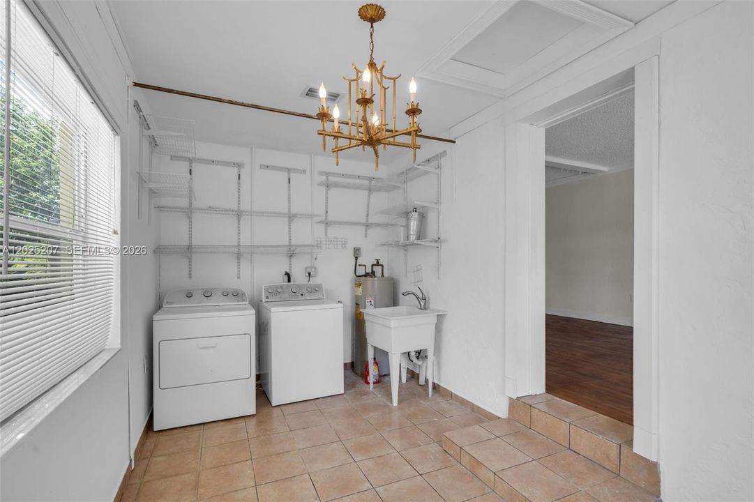 For Sale: $730,000 (2 beds, 1 baths, 1404 Square Feet)