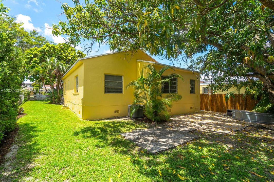 For Sale: $730,000 (2 beds, 1 baths, 1404 Square Feet)