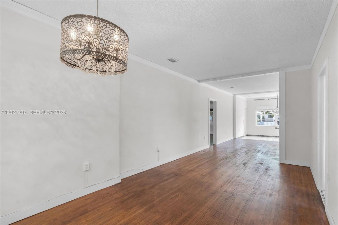 For Sale: $730,000 (2 beds, 1 baths, 1404 Square Feet)