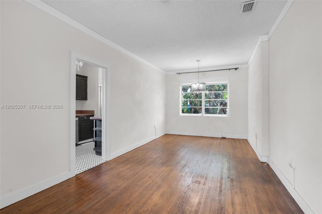 For Sale: $730,000 (2 beds, 1 baths, 1404 Square Feet)