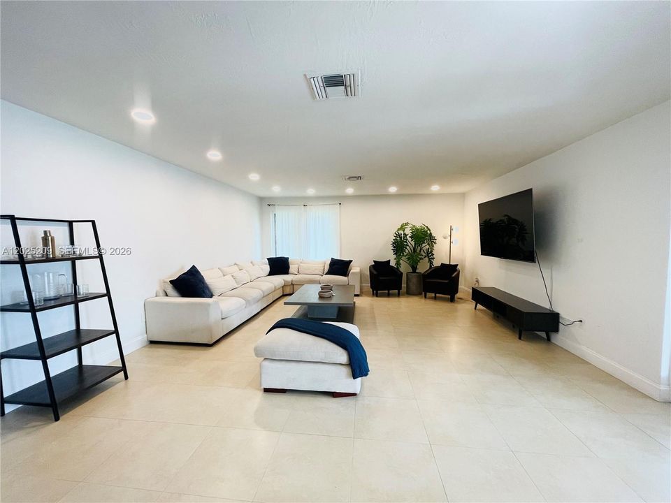 Activo con contrato: $5,500 (4 camas, 2 baños, 1875 Pies cuadrados)